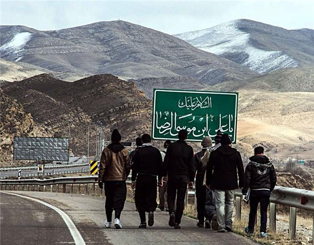 کاروان پیاده ۱۲۰ نفره زائران جوان سبزواری در مسیر مشهدالرضا