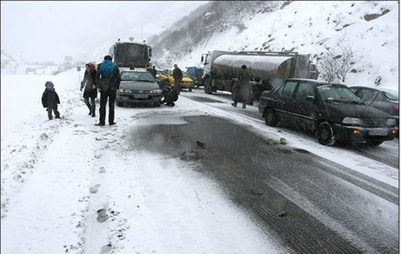 مسافران گرفتار در برف جاده های سبزوار امداد رسانی شدند
